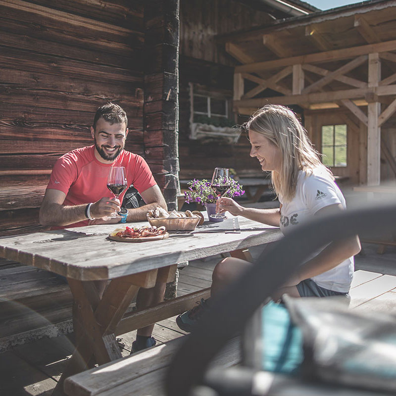 Marende auf einer Almhütte